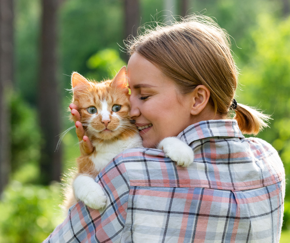 jeune fille de dos tenant chaton effrayé